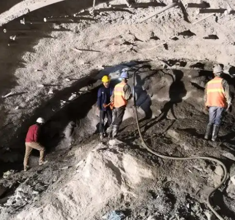 望谟隧道拱顶带模注浆料，微膨胀注浆料的特点及施工工艺